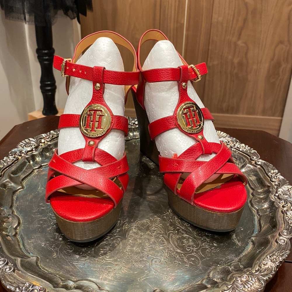 Wedge Tommy Hilfiger in read and gold.